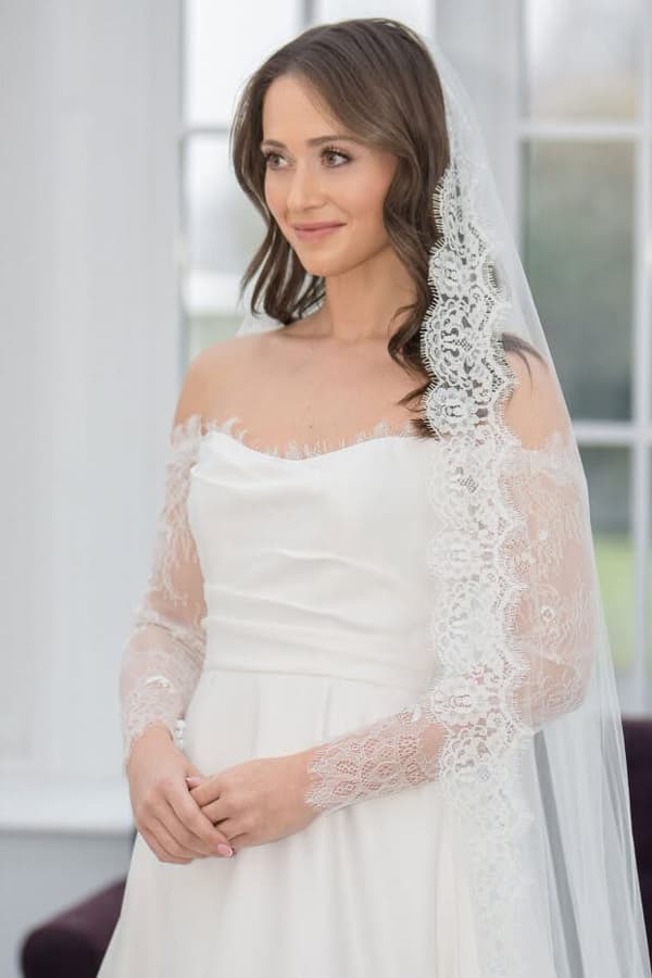 Tallulah Chantilly Lace Edge Veil - Image 3