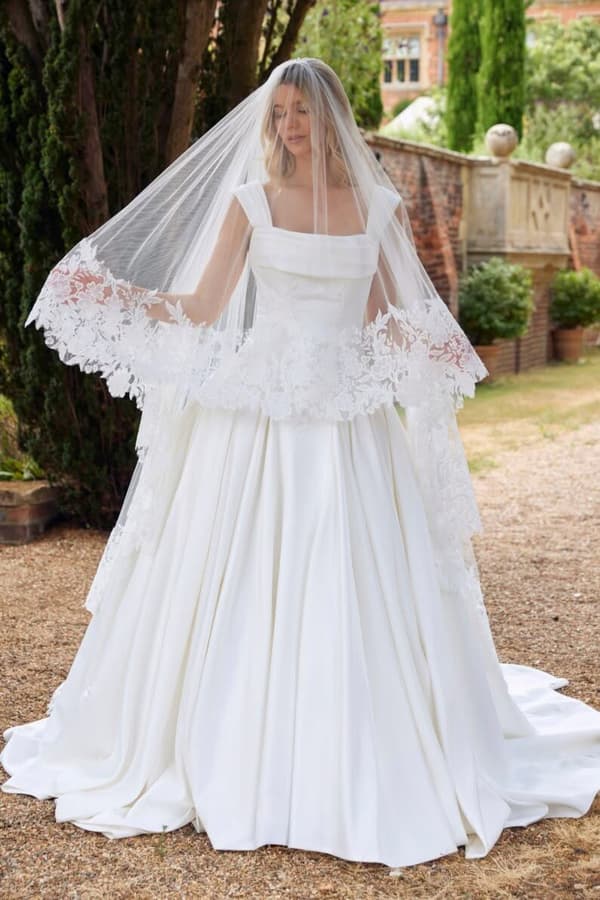 Statement Organza Lace Edge Veil - Image 4